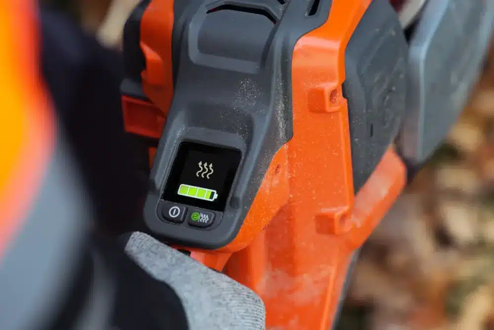 Nærbillede af skærm på motorsav med batteriindikator.