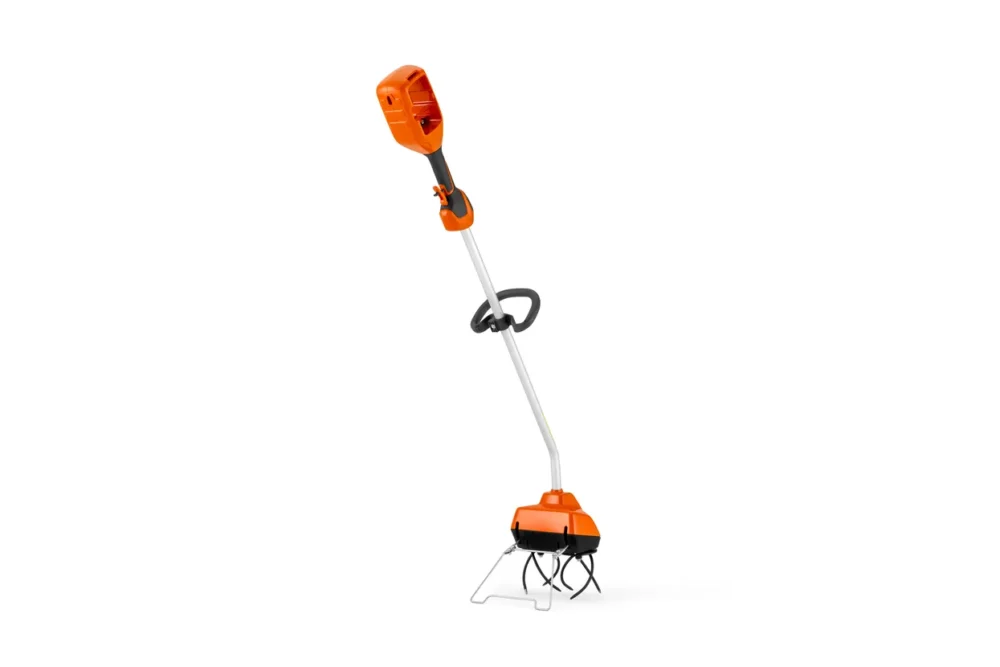 Orange elektrisk kultivator på hvid baggrund