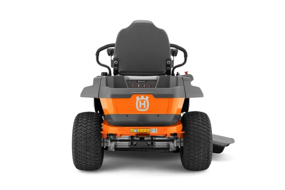 Plænetraktor i oransje og grå fra Husqvarna set forfra.