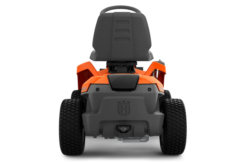 Bagfra af orange havetraktor med stort sæde