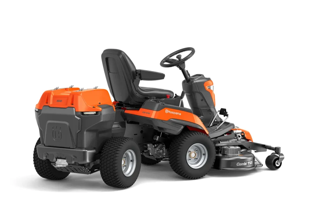 En orange Husqvarna køretraktor set fra siden.