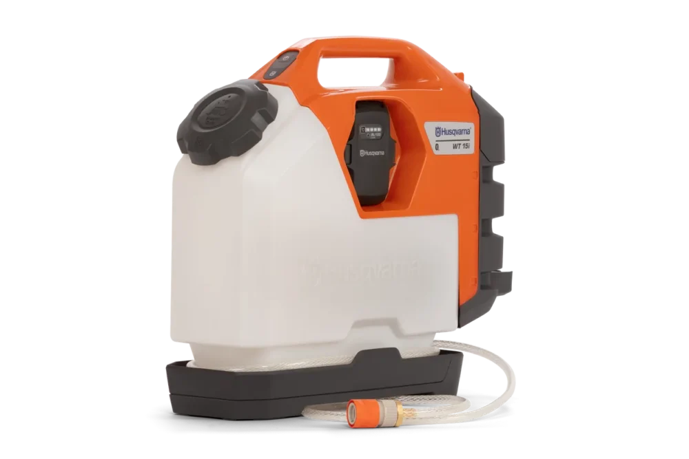 Husqvarna WT 15i vandbeholder i orange og hvid med slange.
