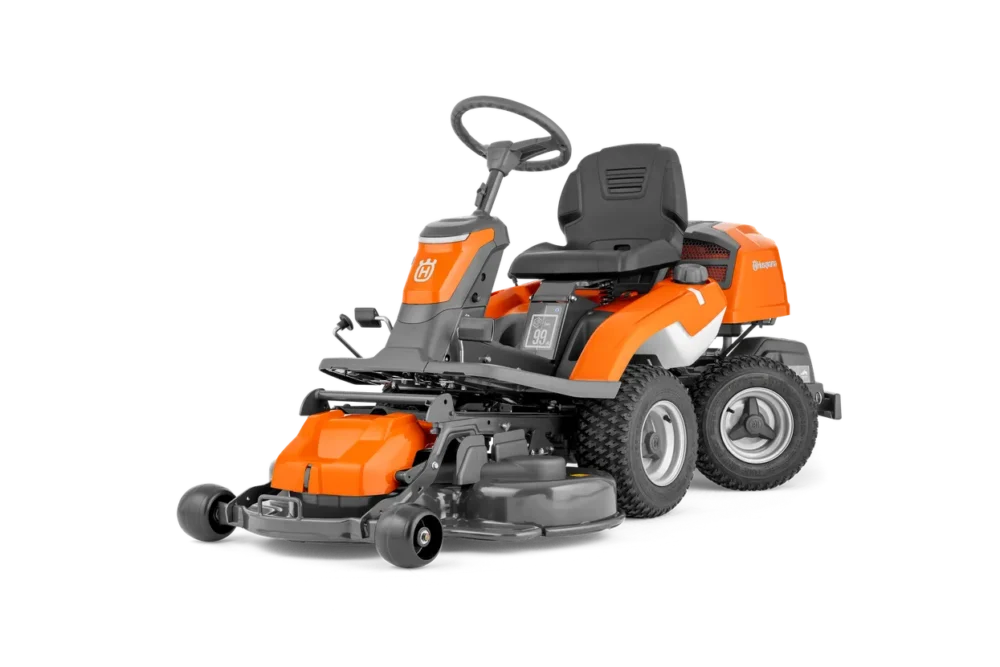 En moderne plænetraktor i orange og grå farver.
