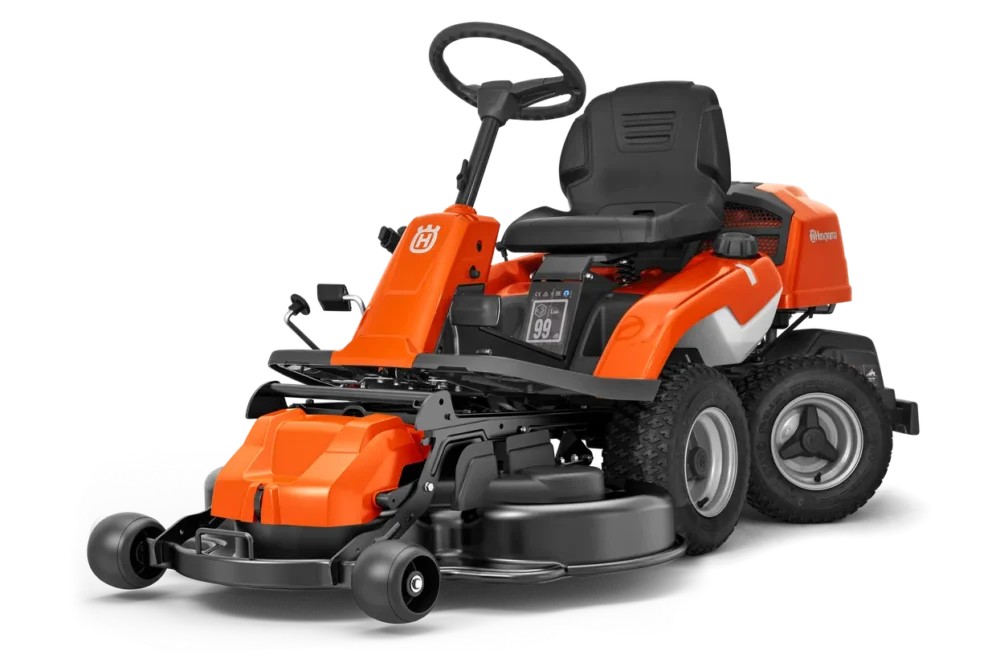 Orange Husqvarna havetraktor set fra siden.