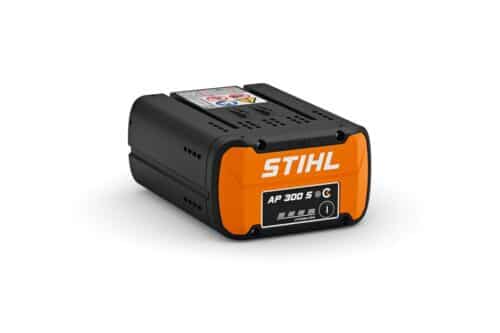 STIHL AP 300 S batteri i sort og orange.
