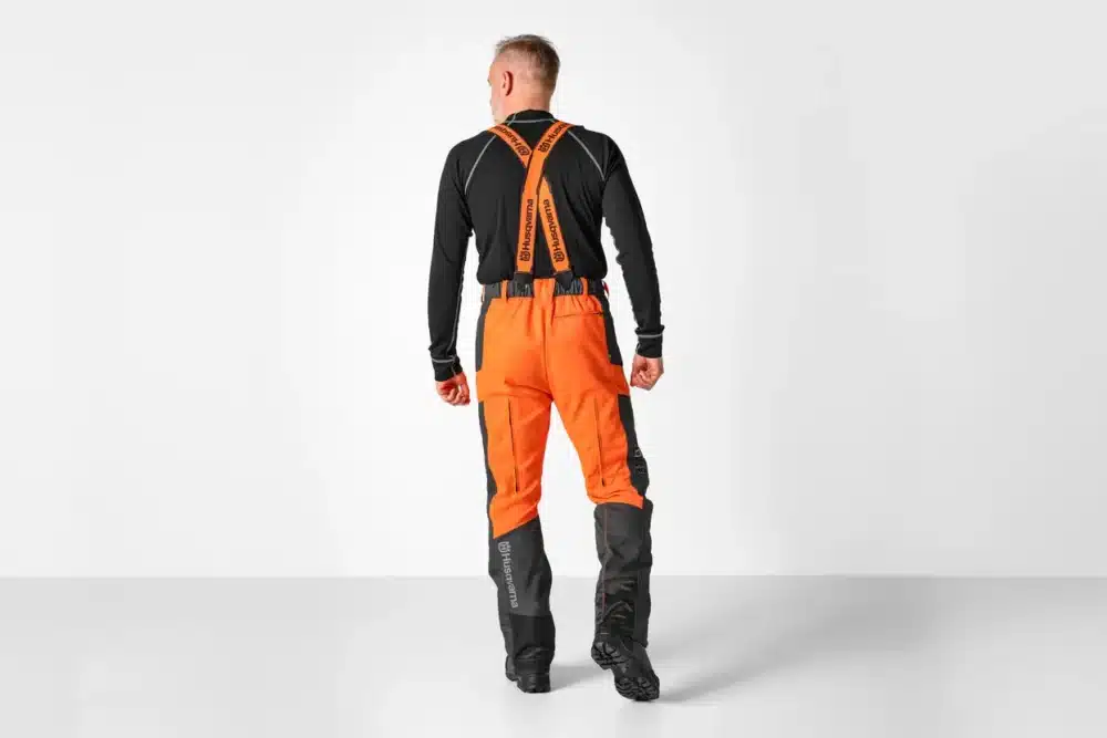 Mand i orange og sort sikkerhedstøj set bagfra