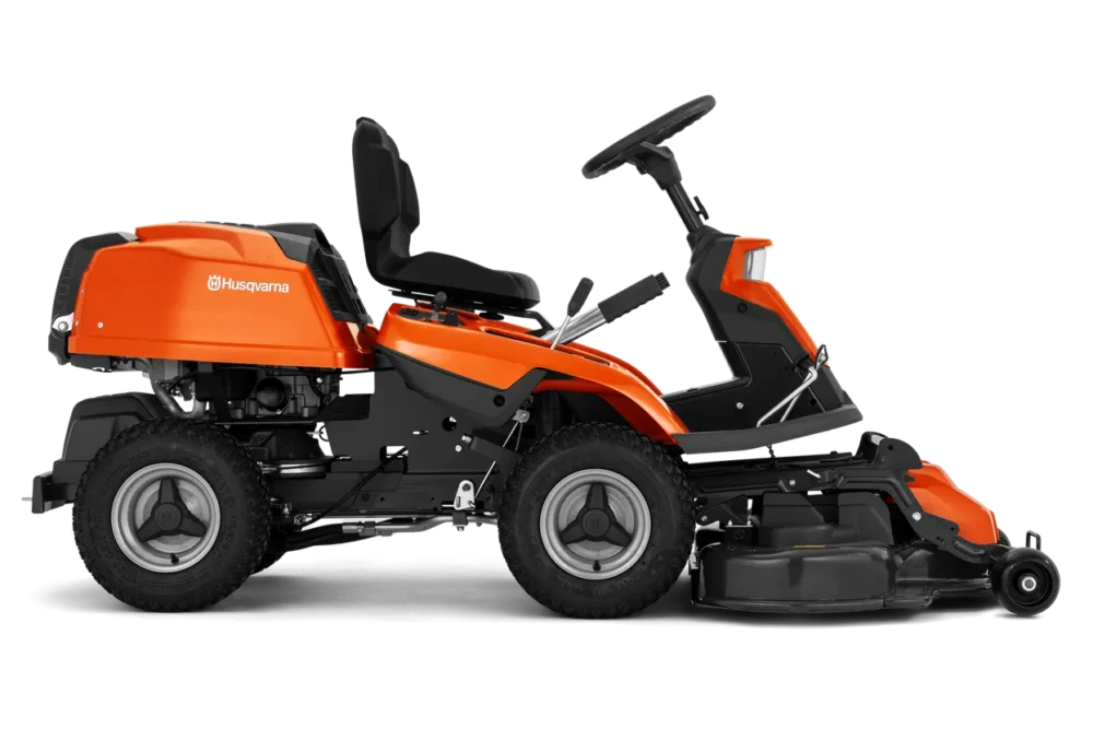 Orange Husqvarna havetraktor set fra siden.