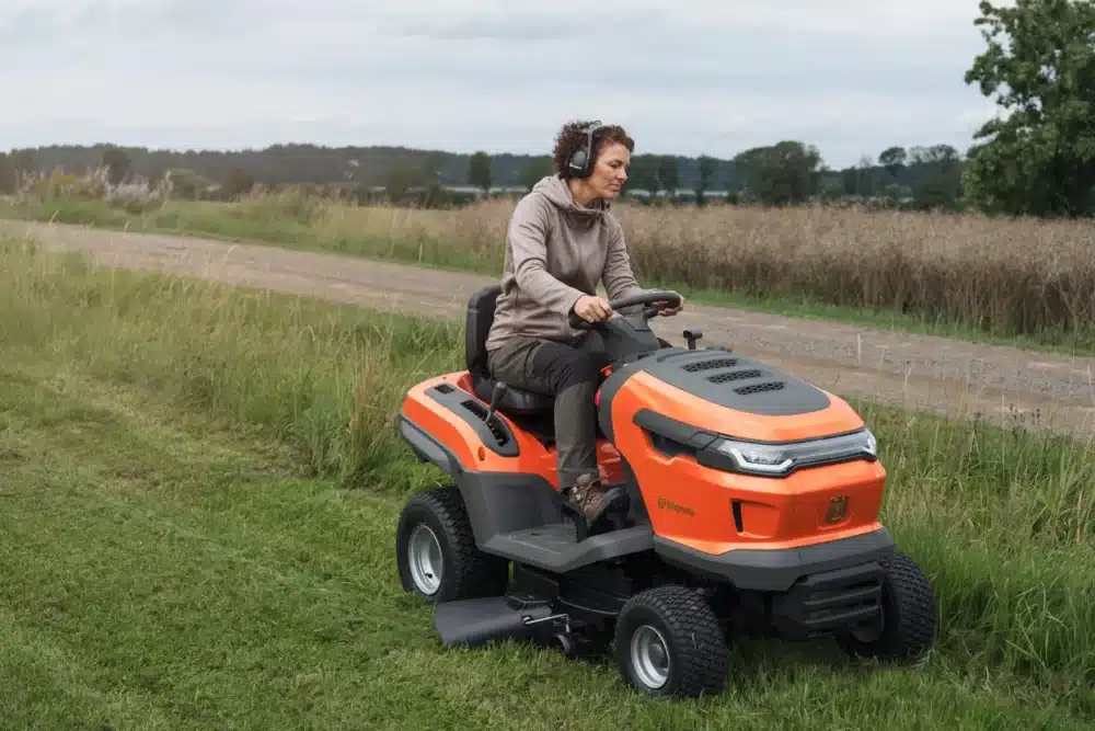Person kører på en plænetraktor