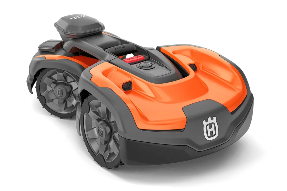 Orange robotplæneklipper på sort baggrund