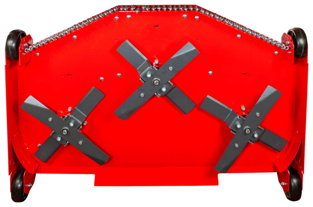 Undersiden af rød græsslåmaskine med tre klinger.