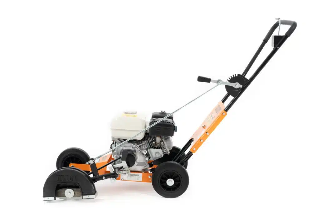 Motoriseret kanttrimmer med hjul og håndtag.